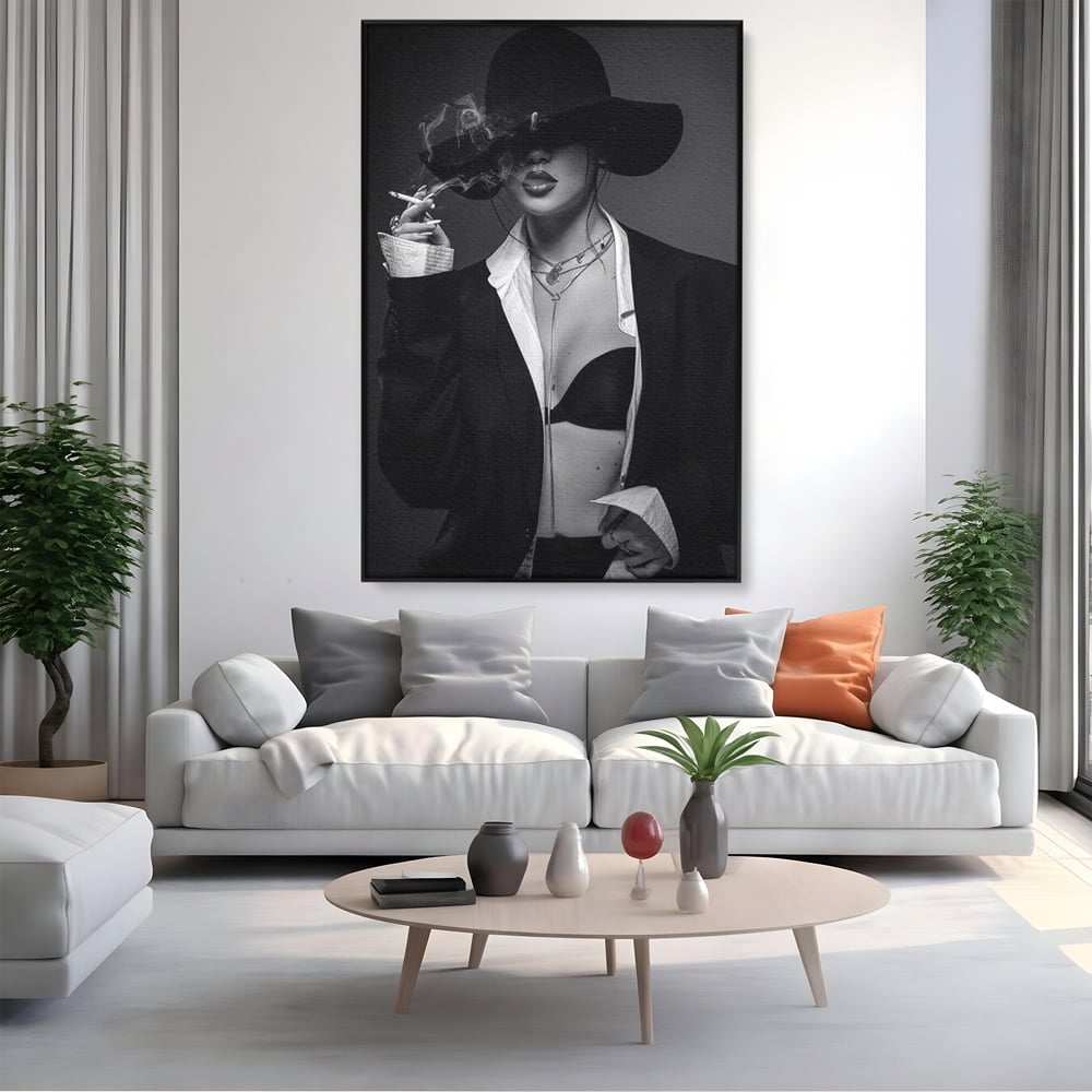 Tablou canvas cu tablou canvas cu femeie fumand sub palarie, in rama de aluminiu negru, pe perete intr-un living